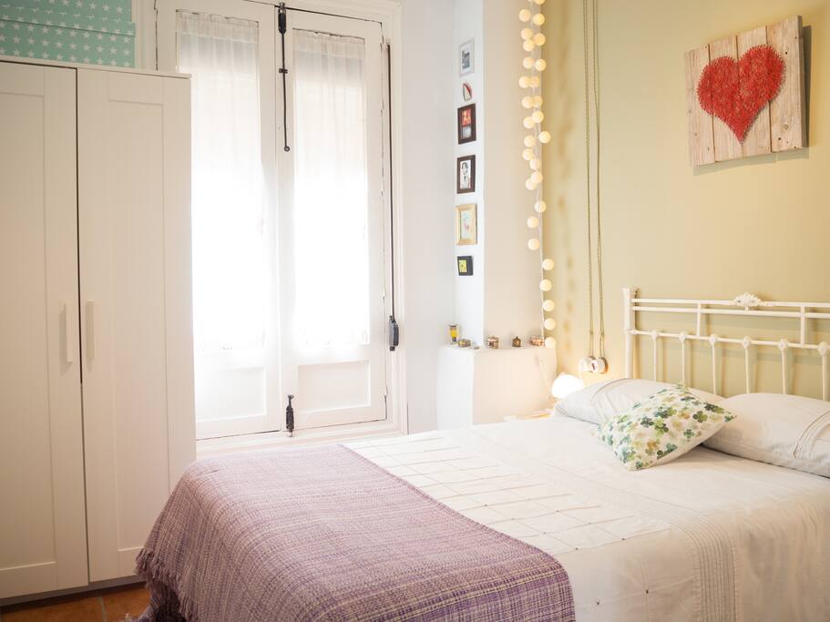 Para el almacenaje, el apartamento dispone de un pequeño armario y una cama canapé.
