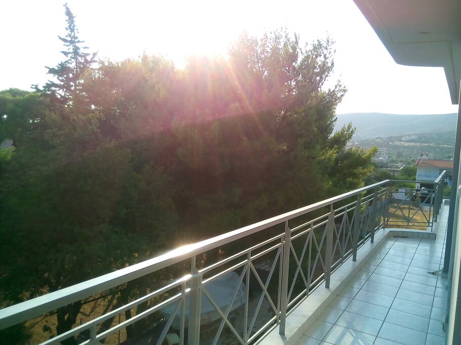 Θέα από το πλαϊνό μπαλκόνι