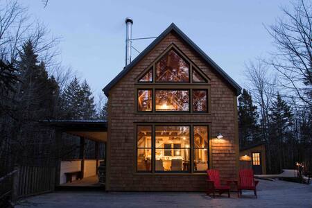Magical Riverside Hideaway with Wood Fired Hot Tub