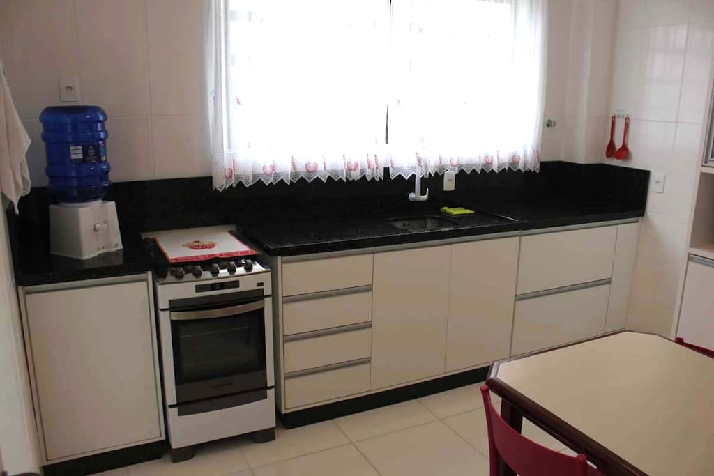 Cozinha completa.
