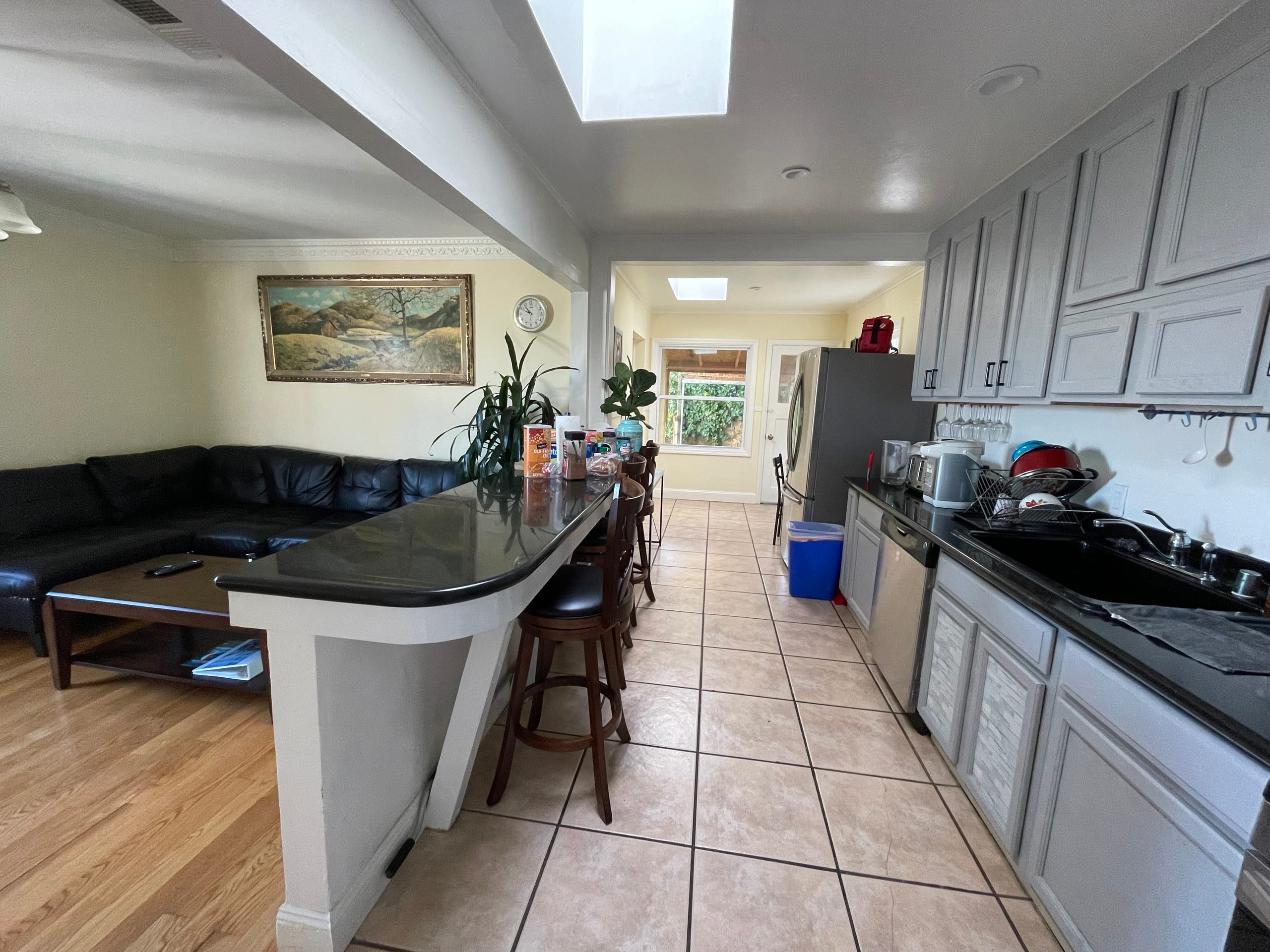 Villa in San Francisco · ★4.75 · 1 bedroom · 2 beds · Shared half-bath - Image 3