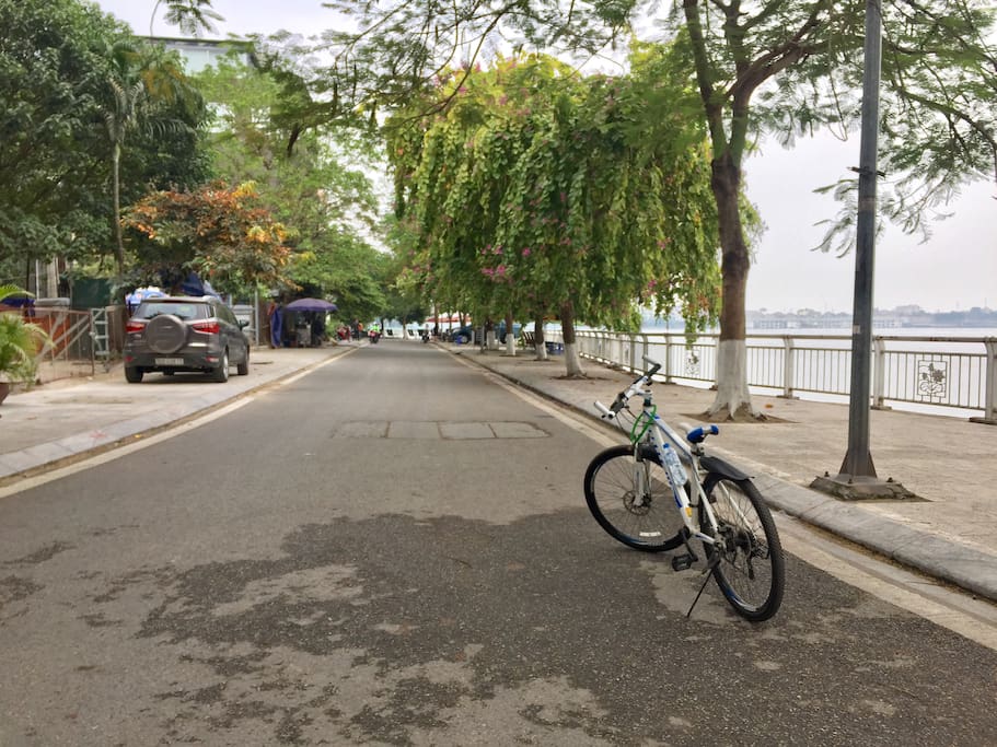 a few seconds to the peaceful jogging/cycling track, leading to varieties of restaurants, including Da Paolo's