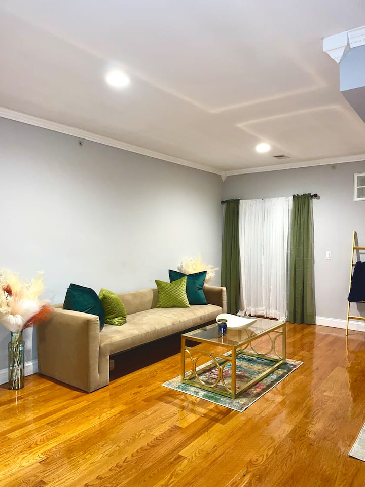 Plush Condo 10 Mins Away From Newark Airport! - Elizabeth, NJ
