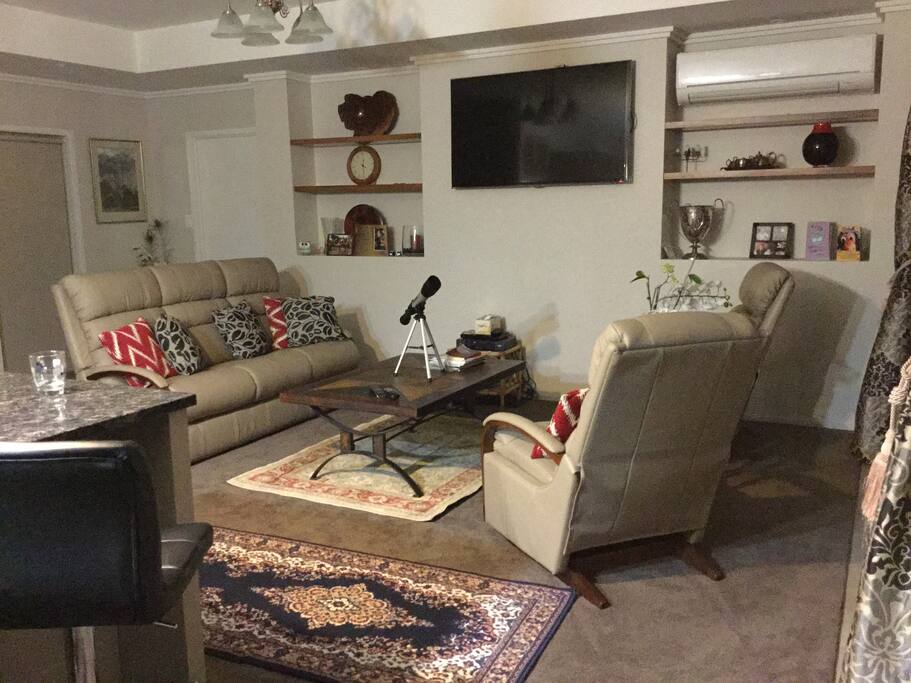 Secondary lounge