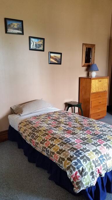 Single bed in Elie