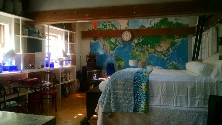 ГОСТИНСКИ коментар: 
„Вашата мапа, убава идеја.“
„Ставивме неколку иглички на него...  навистина кул веројатно мојот омилен дел од собата.“

Бидете нежно разбудени од сонцето кое струи низ 3 прозорци и одразувајќи од колекција на сини стакла.