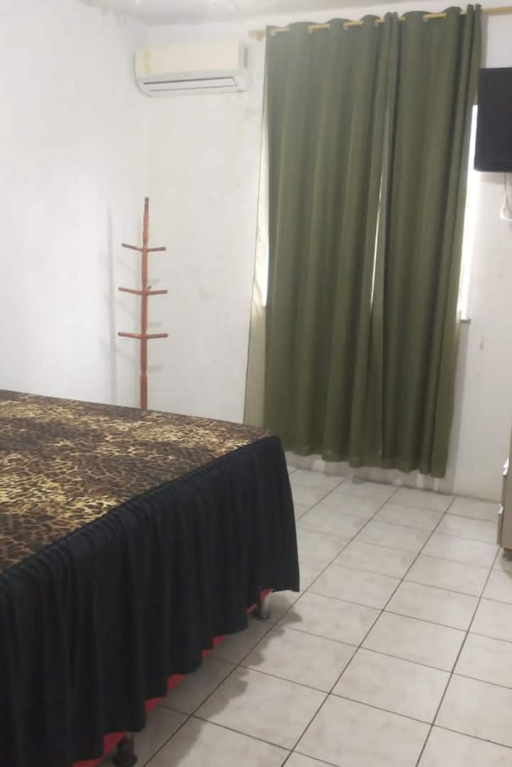 Suita në katin e sipërm, 1 krevat dopio "king", ndarje, ventilator, televizor, banjë, komodinë 