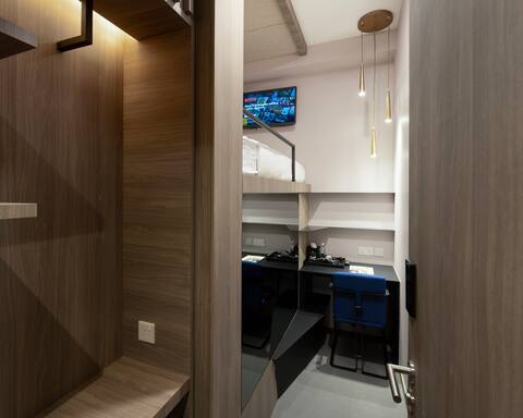 Single cabin shared bathroom in Tanjong Pagar MRT