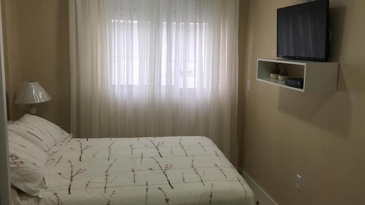 Დამცავი ეკრანი ფანჯარაზე, საკაბელო ტელევიზია, სმარტ-ტელევიზორი, ინტერნეტი, ჟალუზების განათება, ცხელი და ცივი კონდიციონერი. Თეთრეული და აბაზანის თეთრეული.