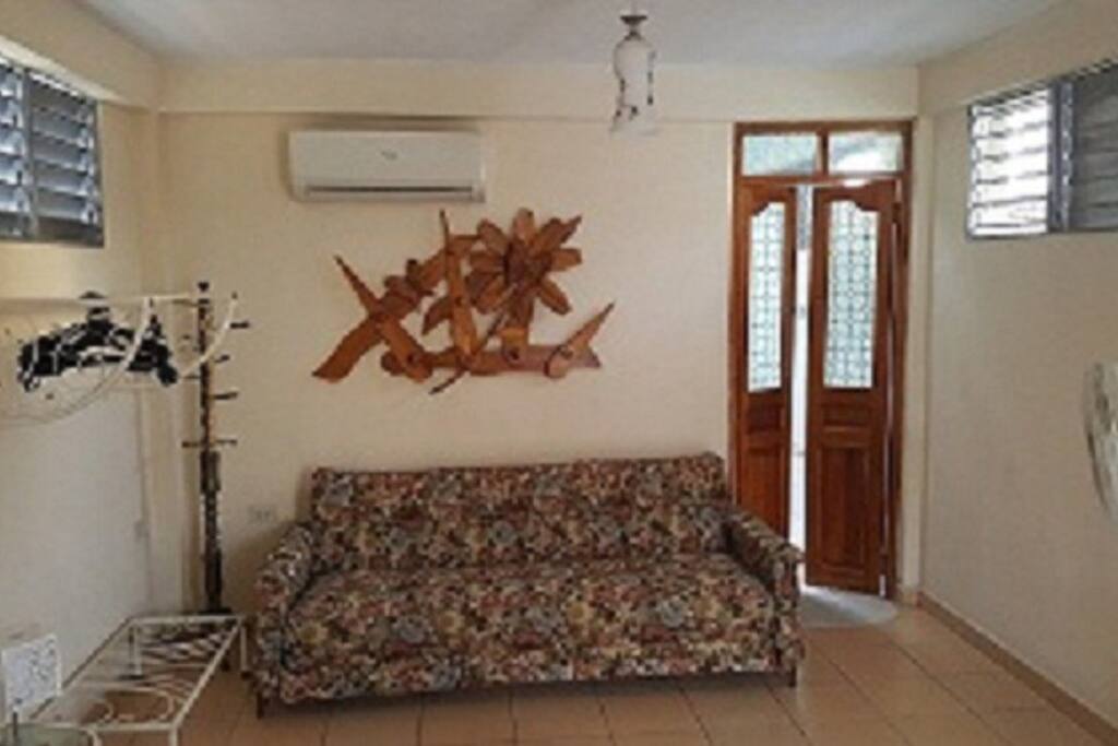 Habitación amplia con split y con 5 ventanas