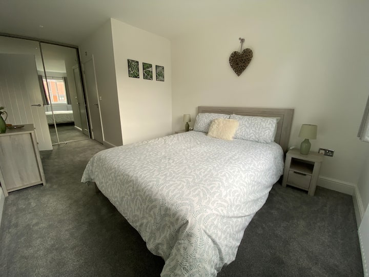 Главна спалня с суперголямо двойно легло и самостоятелен апартамент.