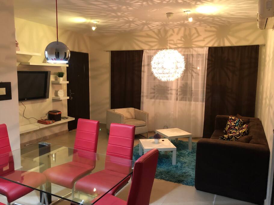 Sala y comedor confortable con espacios amplios y colores que te harán sentir relajado y poder disfrutar de tus vacaciones y tener una agradable estancia en esté lindo departamento.