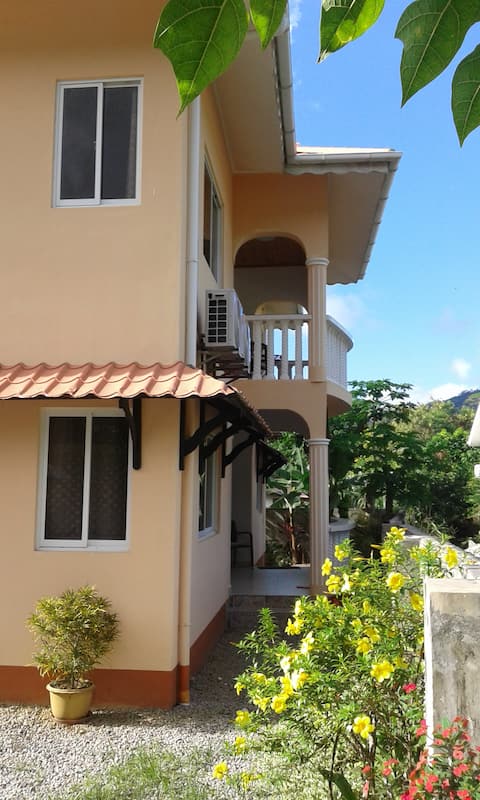 Villa Cachee, safe,5 mins walk to BeauVallon beach
