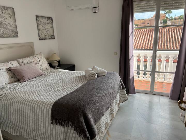 Dormitorio principal doble y balcón 