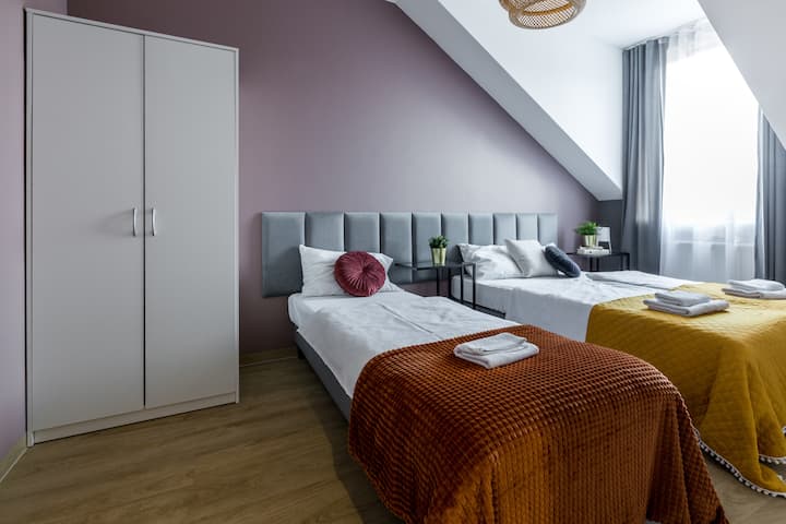 Dormitorio separado con cómoda cama matrimonial y cama individual