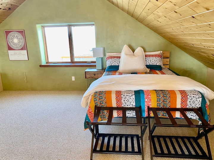 Priestranný loft má kráľovskú posteľ a krásny výhľad z druhého poschodia.  