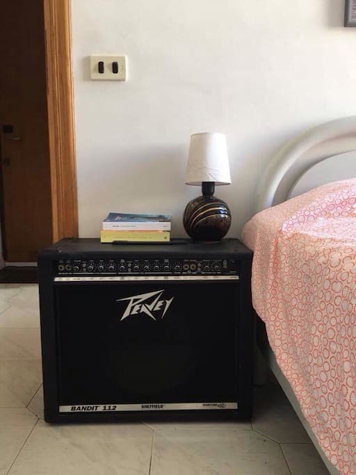 È un po' comodino e un po' amplificatore! Puoi attaccarci la chitarra e farci sentire quanto sei rock!
