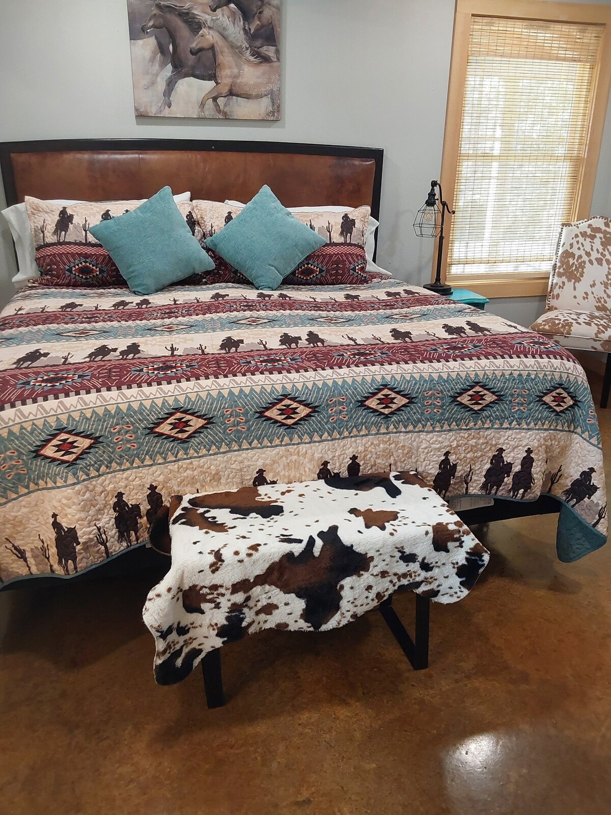 تحتوي غرفة النوم في الطابق السفلي على سرير كينج وسرير كرسي لطفل صغير 