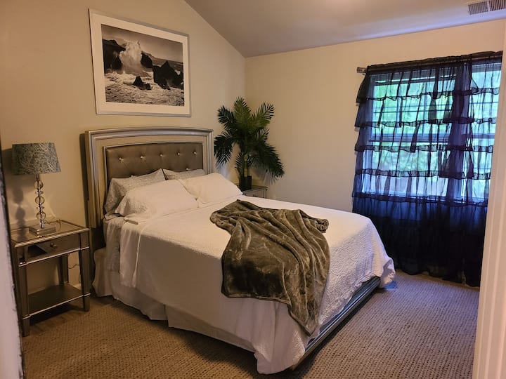 חדר שינה עם מיטת קווין סייז