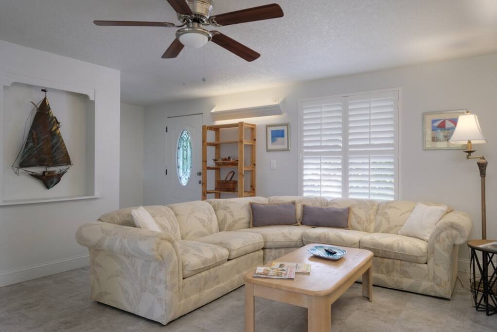 Living room with TV and Internet