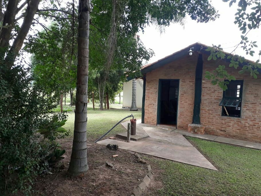 entrada superior, na parte de cima existe um jardim com bancos e muita sombra