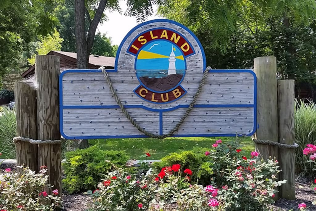 The Island Club homes are located just 1.5 miles from downtown Put in Bay!