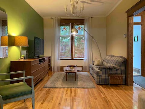 Popular Airbnb listing: Large fully equipped 5 1/2 near metro (2 bedrooms) in Mercier–Hochelaga Maisonneuve
