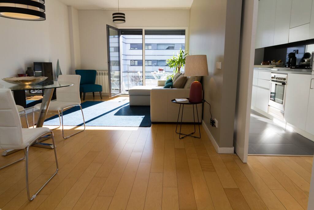 Living room with central heating and cable TV with 180 channels.
