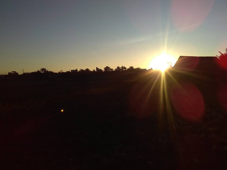Esto es un bello amanecer que se puede ver en frente de la casa de Sergio y Caridad .