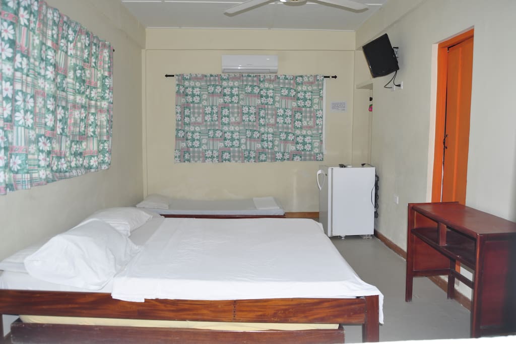 habitación para 5 personas cama matrimonial y 3 sencillas