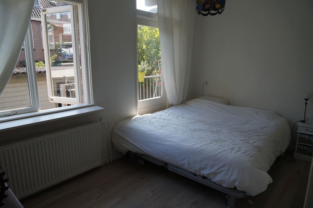 Bedroom with kingsize bed