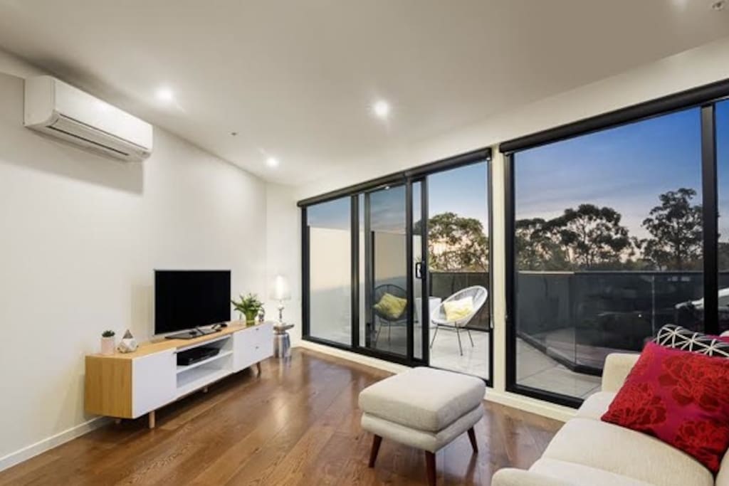Easy to keep clean, cosy living adjoining dining space with a reverse cycle air condition unit. There is a lockable door which slides open to the external balcony space.