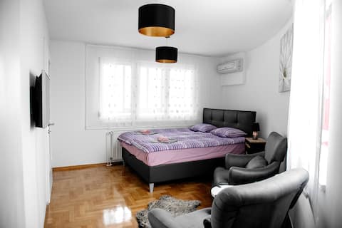 Top Airbnb: 30m2/ Garage/ Loggia/Big Bed/Flex SelfCheckIns 15 in Stenjevec
