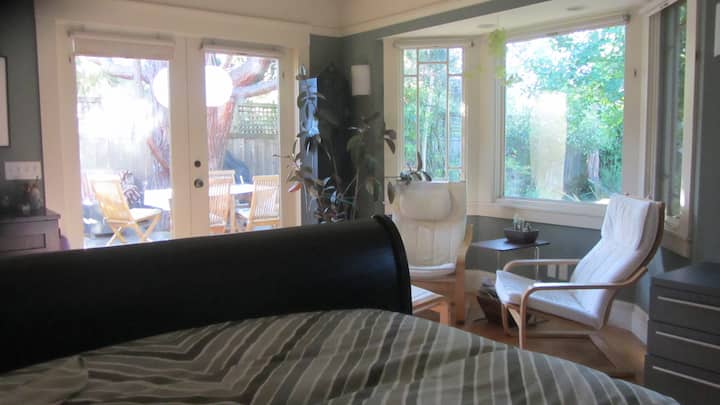 מאסטר מואר בשמש עם מקומות ישיבה וגישה ישירה לחצר האחורית