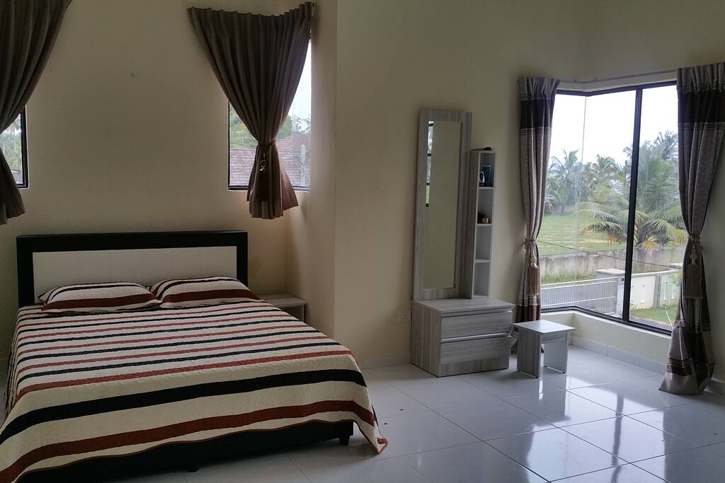 BILIK 1 - Bilik tidur utama yang luas dan selesa dengan pemandangan pantai. Kemudahan:
1. Katil queen size + bantal
2. Attached bathroom
3. Water heater
4. Aircond 1.0HP
5. Kipas siling
6. Meja solek
7. Almari baju
