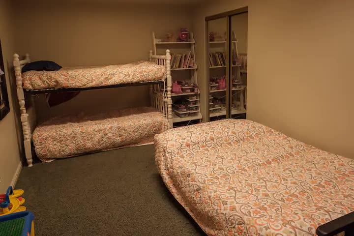 Spálňa/herňa na prízemí s posteľou a poschodovou posteľou 2/4
