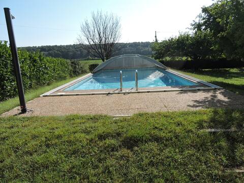 Rent quiet top of villa, swimming pool, wooded garden