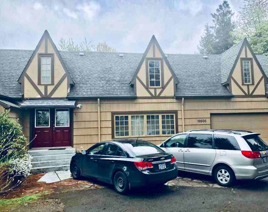 The front of the house with 2 parking spots for guests’s vehicle.