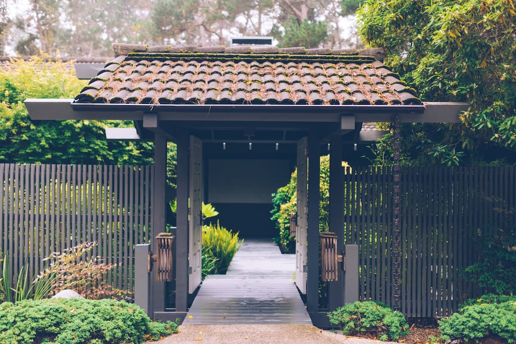 Entrance into the front deck / garden.