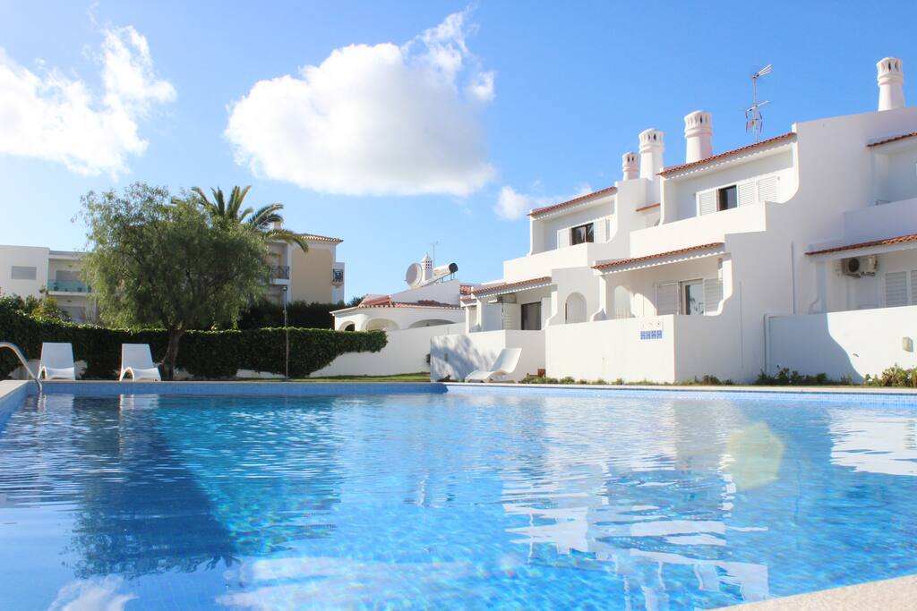 Piscina e zona exterior