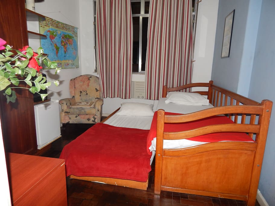 quarto com 02 camas de solteiro