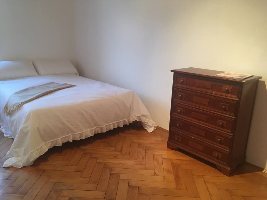 Bett & Kommode / bed & highboard