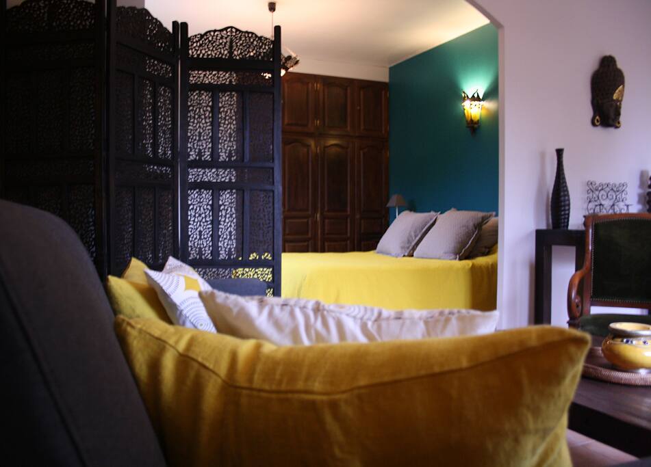 Le coin salon avec vue sur chambre