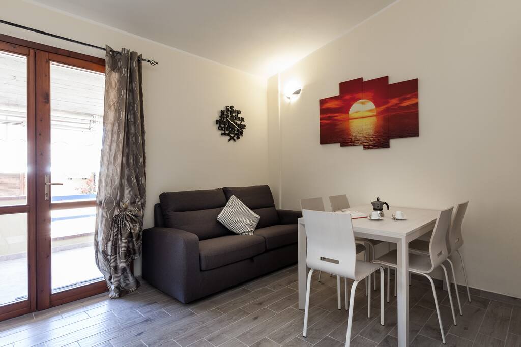 Zona pranzo, divano letto 2 posti, tavolo allungabile 6 posti