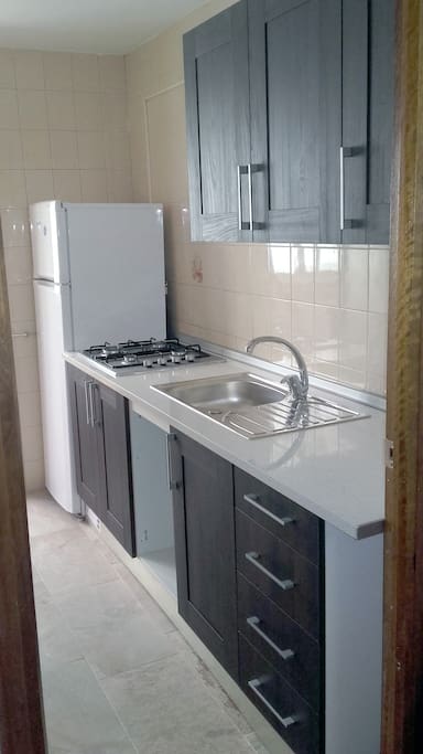 Cocina completa con electrodomésticos y menaje.