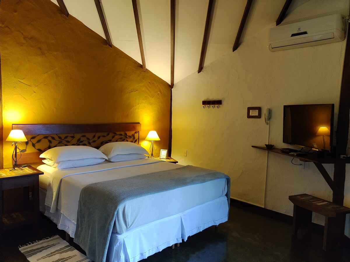 Quarto c/ cama Queen e TV