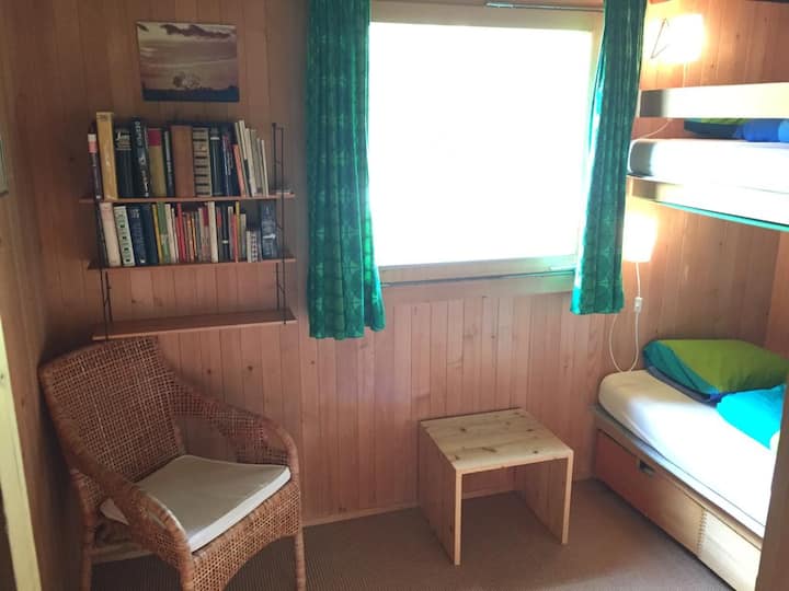 房间2 
双层床，可供2人使用