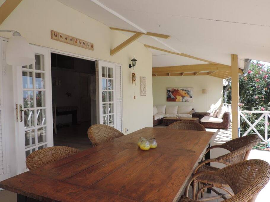 De porch met de stamtafel en de zithoek