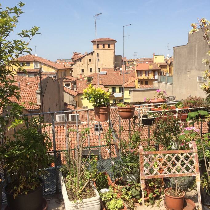 Terrazzo con vista su Via del Pratello e Via San Felice.