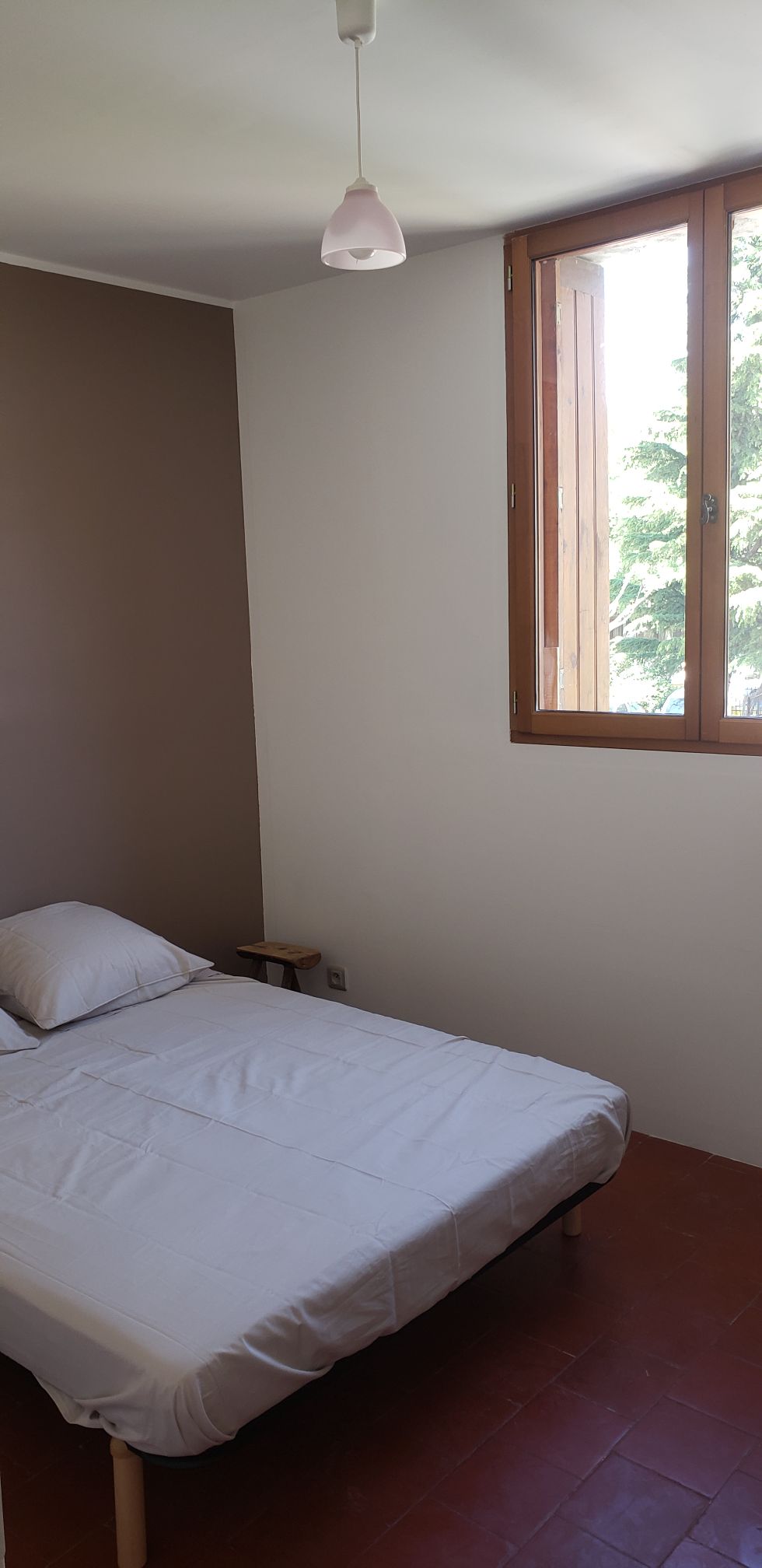 ห้องเงียบสงบมองเห็นโบสถ์หันหน้าไปทางทิศตะวันออก